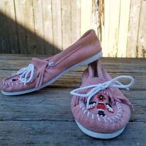 Minnetonka Moccasin Pink Suede Thunderbird Bead